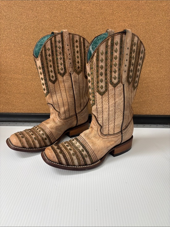 Corral Boots Other - Corral Boots Classic Ladies Tan Embroidered Western Boots